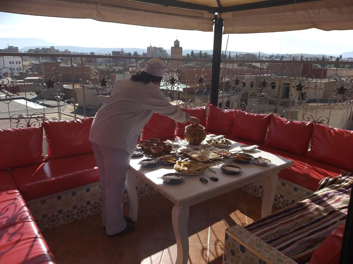 Table du petit-déjeuner préparée sur la terrasse du riad