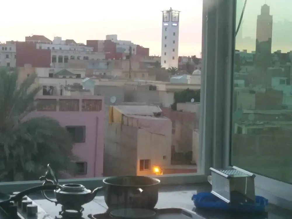 Vue sur les toits d’Oujda depuis une fenêtre du riad